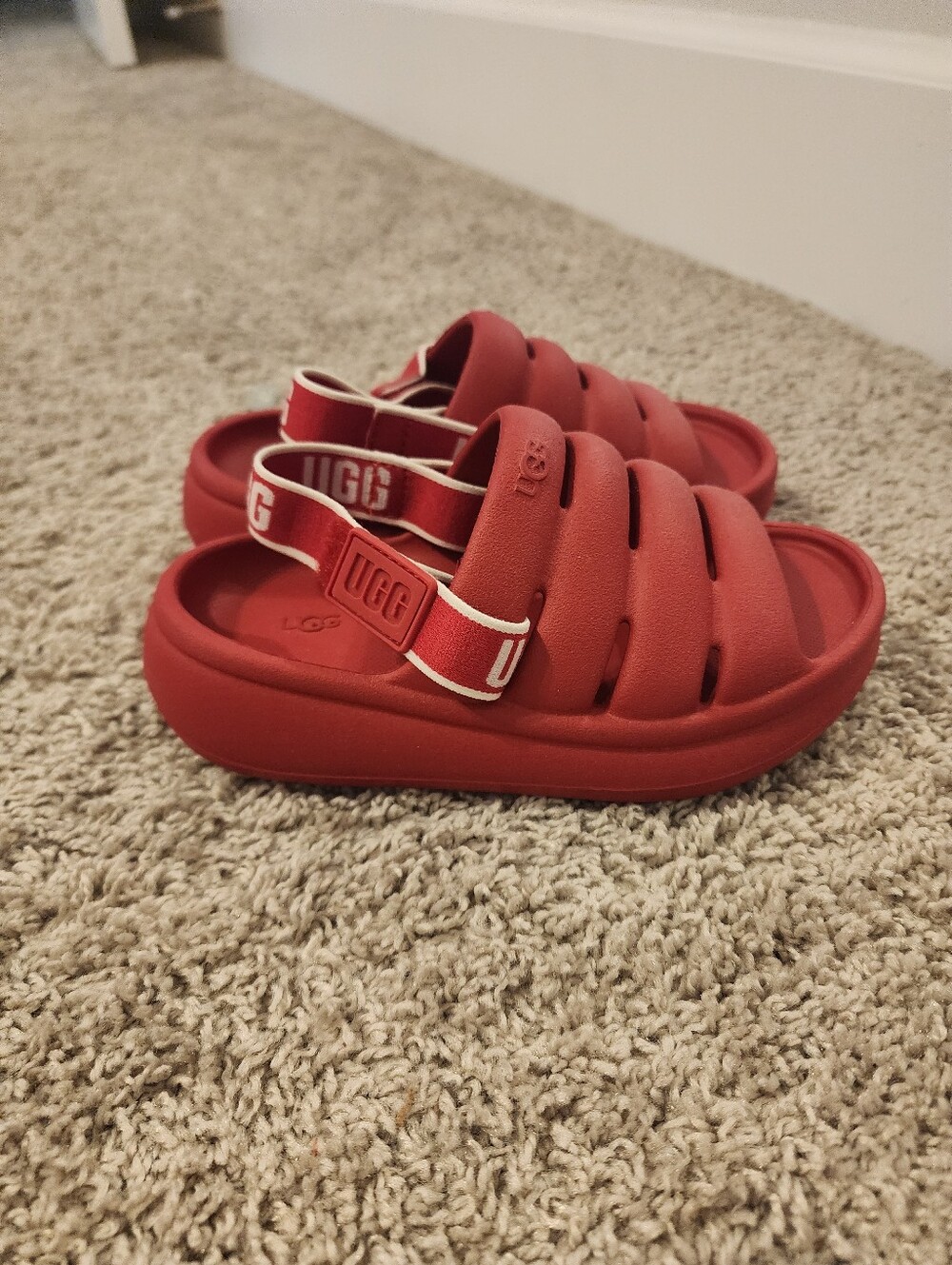 UGG Kids Unisex Red Cushioned Slide Sandals Size 12